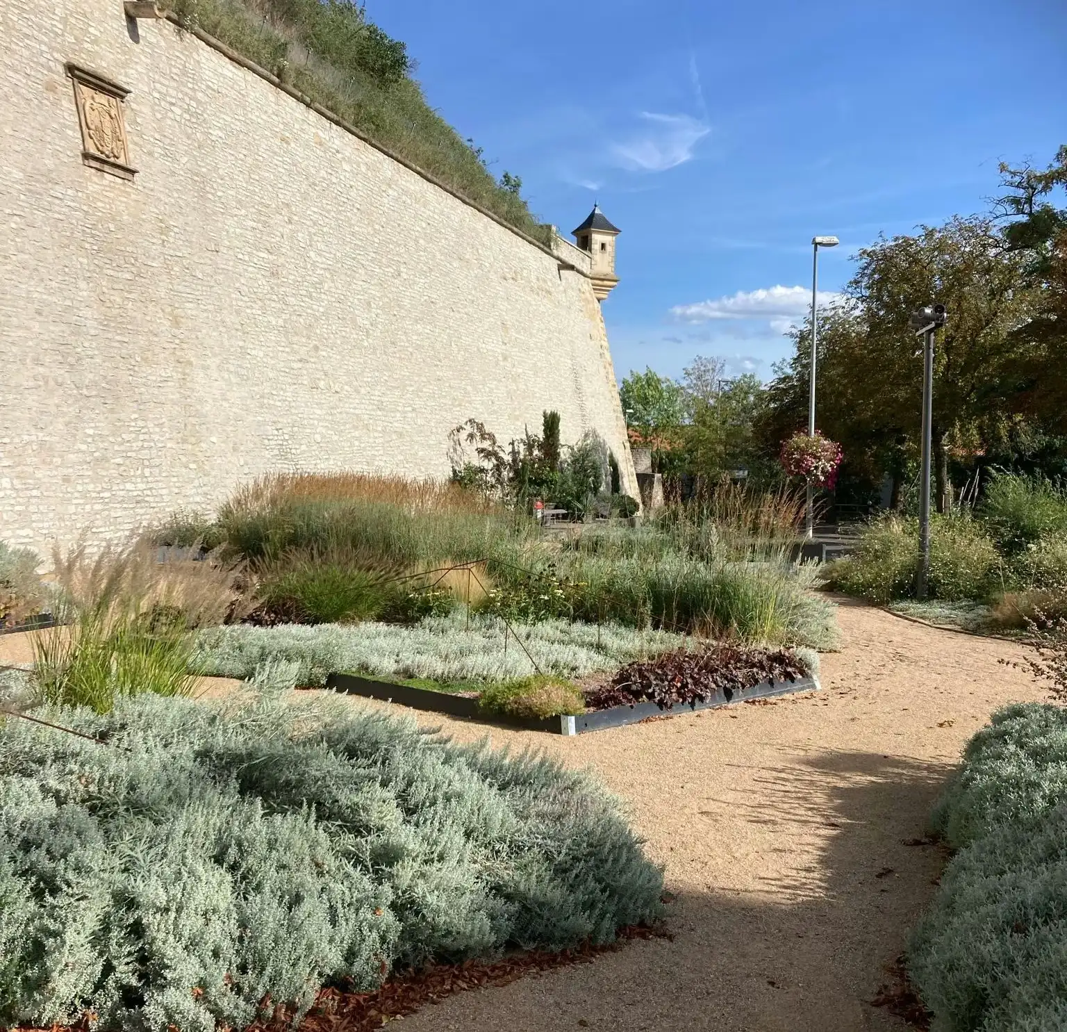 Le jardin « Le diamant » au pied des remparts de la citadelle