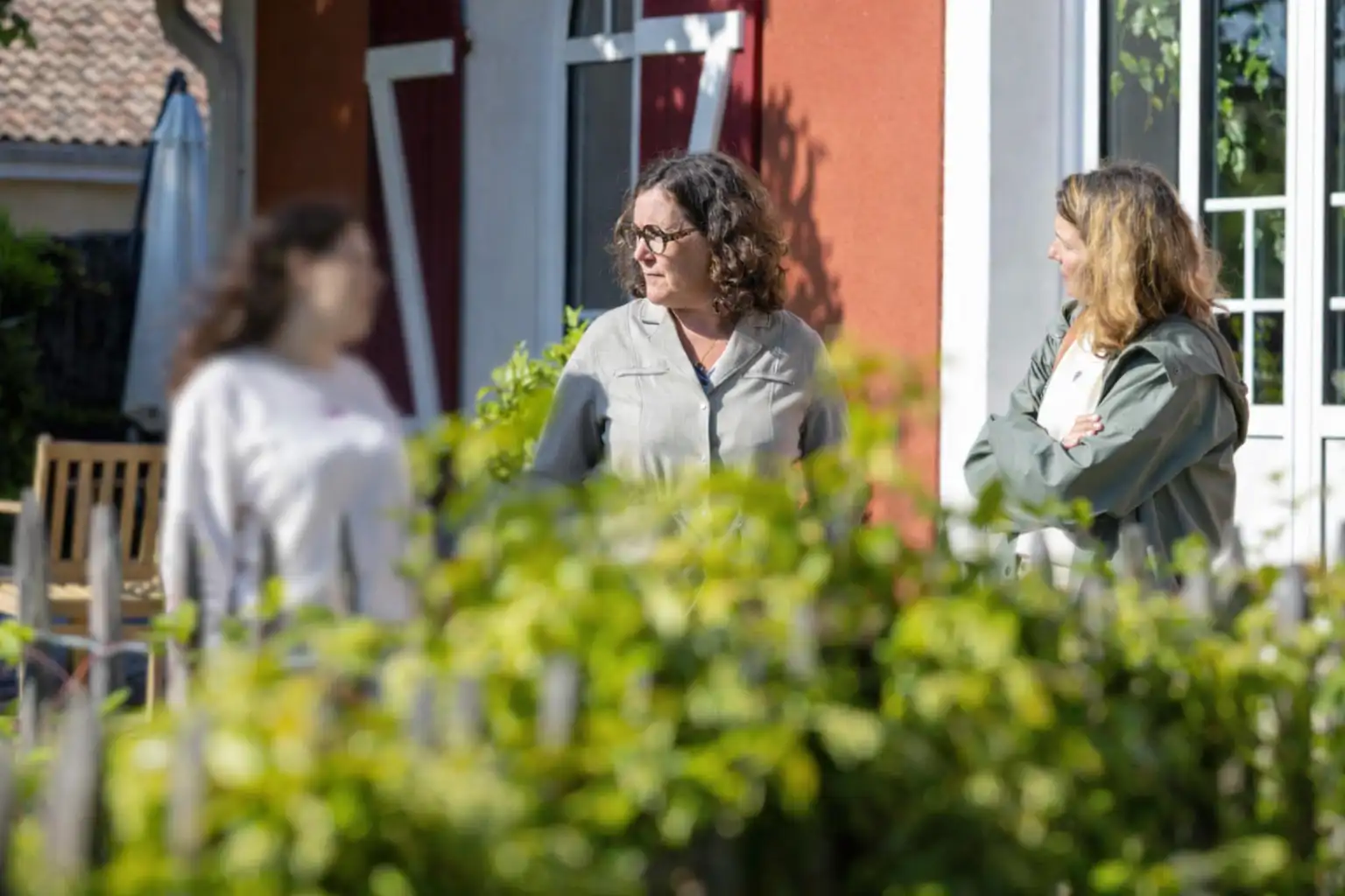 Une architecte paysagiste de FLAURE en visite dans un jardin